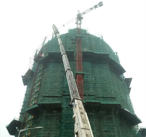 安吉吊车在工地上作业